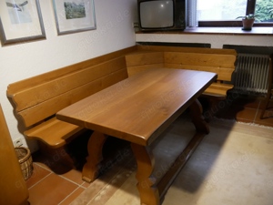 Massiver Eichentisch mit Eckbank. Bild 2