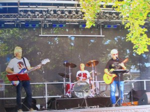 Basser gesucht von der frankfurt-city-saalgasse-band (trio) 