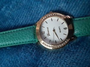 sehr schöne neuwertige Damenarmbanduhr