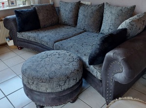 Sofa mit Hocker in grau schwarz gemustert
