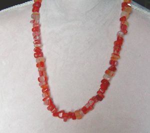 Halskette mit facettierten roten Glassteinchen