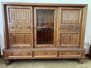 Schrank und Schreibtisch