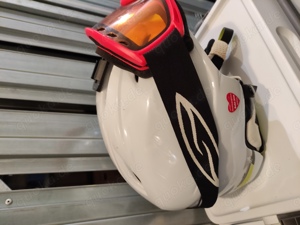 Skihelm mit Brille und Kamerahalterung