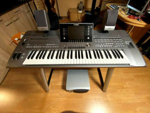 Yamaha Tyros 5 Workstation Keyboard mit Lautsprecherset Tyros 5