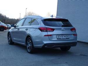 Hyundai i30 i30 KOMBI/AUTOMATIK/NAVI/ALU/MET/Rü-KAM/SITZHEIZ Bild 4