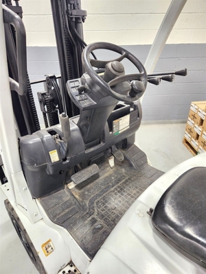 2011 yale 5000 lb pneumatic lpg forklift outdoor tires air Bild 10