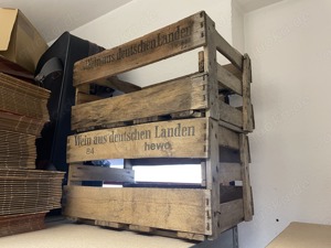 2 Weinkisten als Dekoelemente