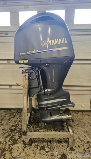 Yamaha Viertakt-Außenbordmotor mit Steuerung