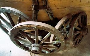 Wagenräder mit Deichsel gut erhalten