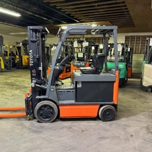 2016 Toyota 8FBCHU25 5000lbs Used Forklift w Triple Mast Good Battery Sideshift