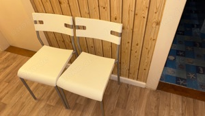 Zwei Kunststoff Stühle für drinnen und draußen Bild 2