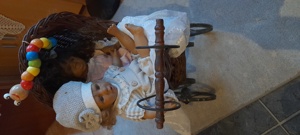 Puppenwagen, mit Inhalt