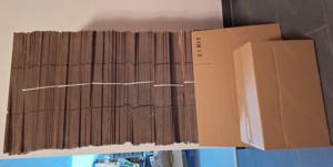 Neue stabile Versandkartons