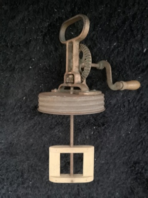 Alte handbetriebene Butterschleuder mit Kurbel