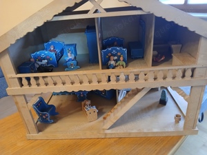 Puppenhaus aus Holz mit Möbel usw.