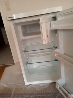 Neuer Kühl mit einem kleinen Gefrierschrank