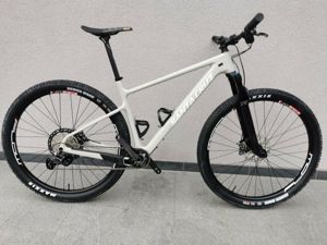 Neues Mountainbike der Marke Santa Cruz Highball CC