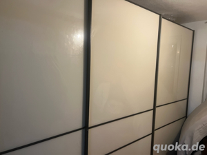 Grosses Kleider Schrank Beige Hochglanz
