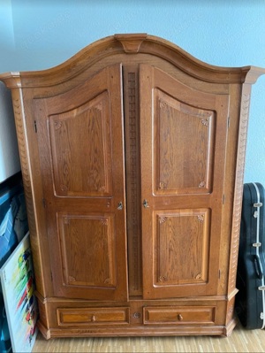 Bauernschrank aus Holz