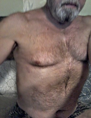 Er sucht haarigen nur akt. Ihn 50-80J.
