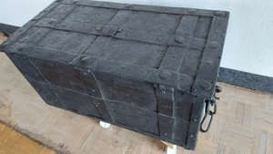 2547- Kriegskasse, 17.Jhd., EISENTRUHE Soldtruhe Eisenkasse, 6 Zuhaltungen !