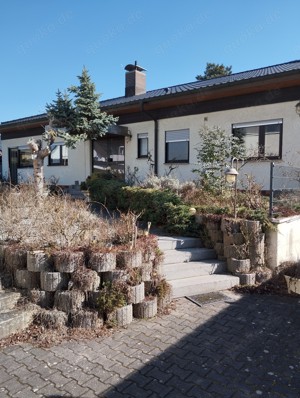 Freistehender Bungalow Massivbauweise, engobierte Dach mit Souterrain Einliegerwohnung zu verkaufen.