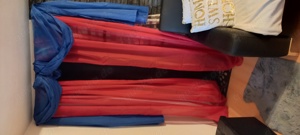   2 rote Schlaufengardinen und 1 blauer Freihandbogen, Dekoration 