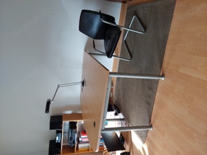 Großer Arbeitsplatz mit Schwinger und Lampe