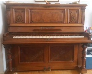Antikes vollfunktionsfähiges Klavier (Walnussholz)