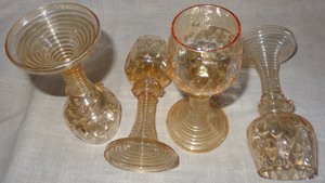 H Weinglas 4 gleiche alte Weingläser Jugendstil bernsteinfarben Traubenmuster Vintage 17H   Fuß8  6,