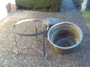 Kupferkessel im Schmiedeeisengestell - Blumentrog