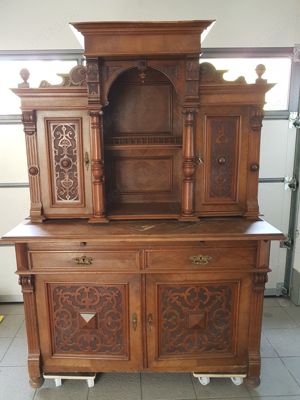 Buffett-Alter Schrank- Antiquität-Schrank mit Verzierungen