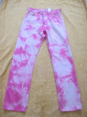 Neu mit Etikett 1990er Vintage Coachella Festival Batik Jeans Hose Levi's  501 pink weiß