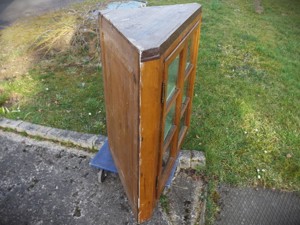 Biedermeier Eck-Vitrinenaufsatz, Esche massiv (Eck Hängeschrank, um 1840).  Bild 2