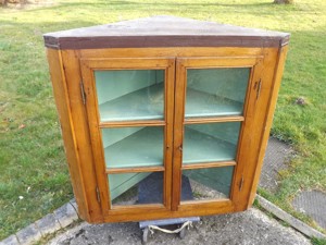 Biedermeier Eck-Vitrinenaufsatz, Esche massiv (Eck Hängeschrank, um 1840). 