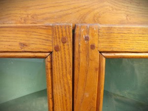 Biedermeier Eck-Vitrinenaufsatz, Esche massiv (Eck Hängeschrank, um 1840).  Bild 6