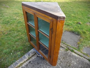 Biedermeier Eck-Vitrinenaufsatz, Esche massiv (Eck Hängeschrank, um 1840).  Bild 8