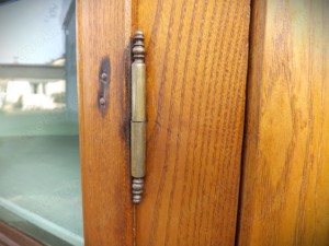 Biedermeier Eck-Vitrinenaufsatz, Esche massiv (Eck Hängeschrank, um 1840).  Bild 9