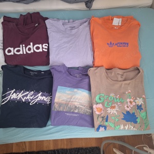T-Shirts verschiedener Marken und Farben