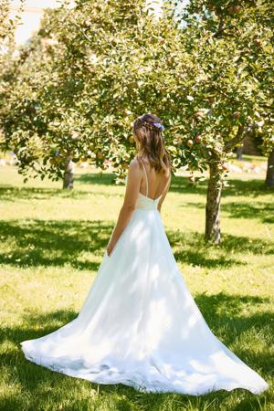 neuwertiges Brautkleid, weiß, mit Perlen bestickt Bild 3