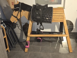 Holzpferd mit Sattel und Trense Höhe 120cm