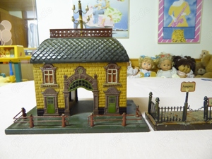Modelleisenbahn, Bahnhof mit Bahnsteig ca. 115 Jahre alt, gut erhalten, Firma Bing Spur 1