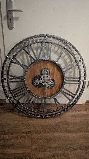 Große Designer Wanduhr mit drehenden Zahnrädern