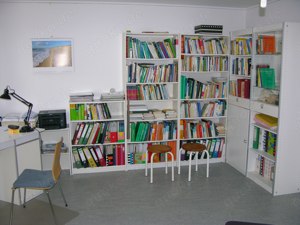 IKEA Billy-Regale, Schreibtisch, Wandregal aus 4 Brettern (aus Praxiseinrichtung)