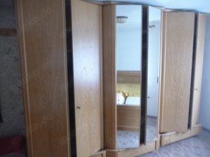 Schlafzimmerschrank mit Bettgestell und Bettoberteil