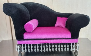   Schmuckschatulle, Sofa, schwarz pink gepolstert 