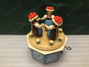 Wendt & Kühn seltene guterhaltene Spieluhr Schwarzwaldmädchen Erzgebirge  Bild 8