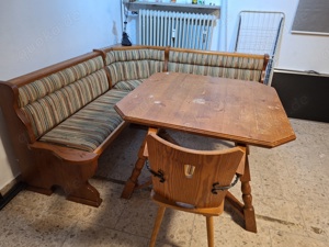 Essecke mit massivem Holztisch