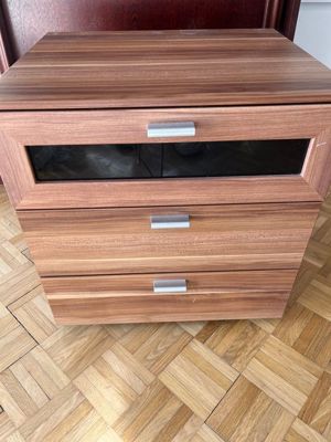 Nachttischschrank aus dunklem Holz