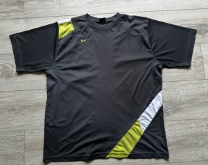    Dein neues Lieblings-Fitness-Trikot von Nike: Gebraucht, aber top in Schuss!